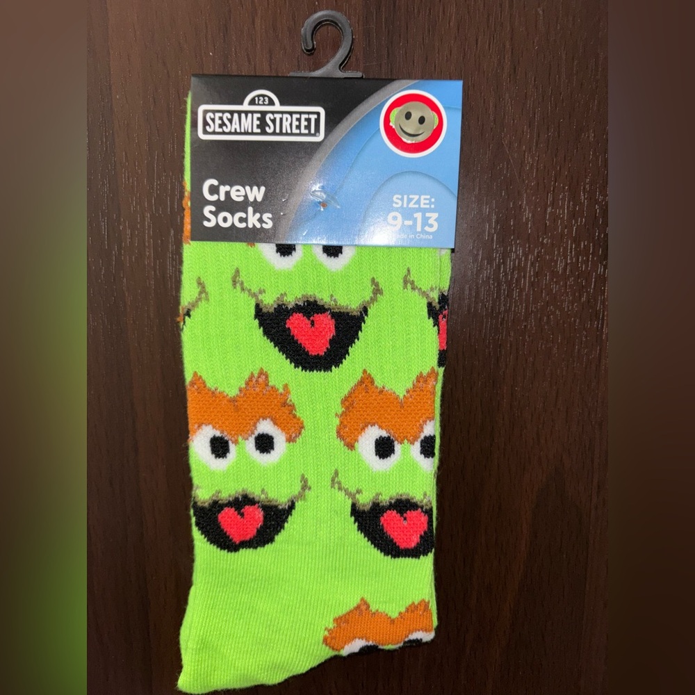 SESAME STREET OSCAR THE GROUCH NOVELTY CREW SOCKS NWT MEN’S SHOE SIZE 9-13